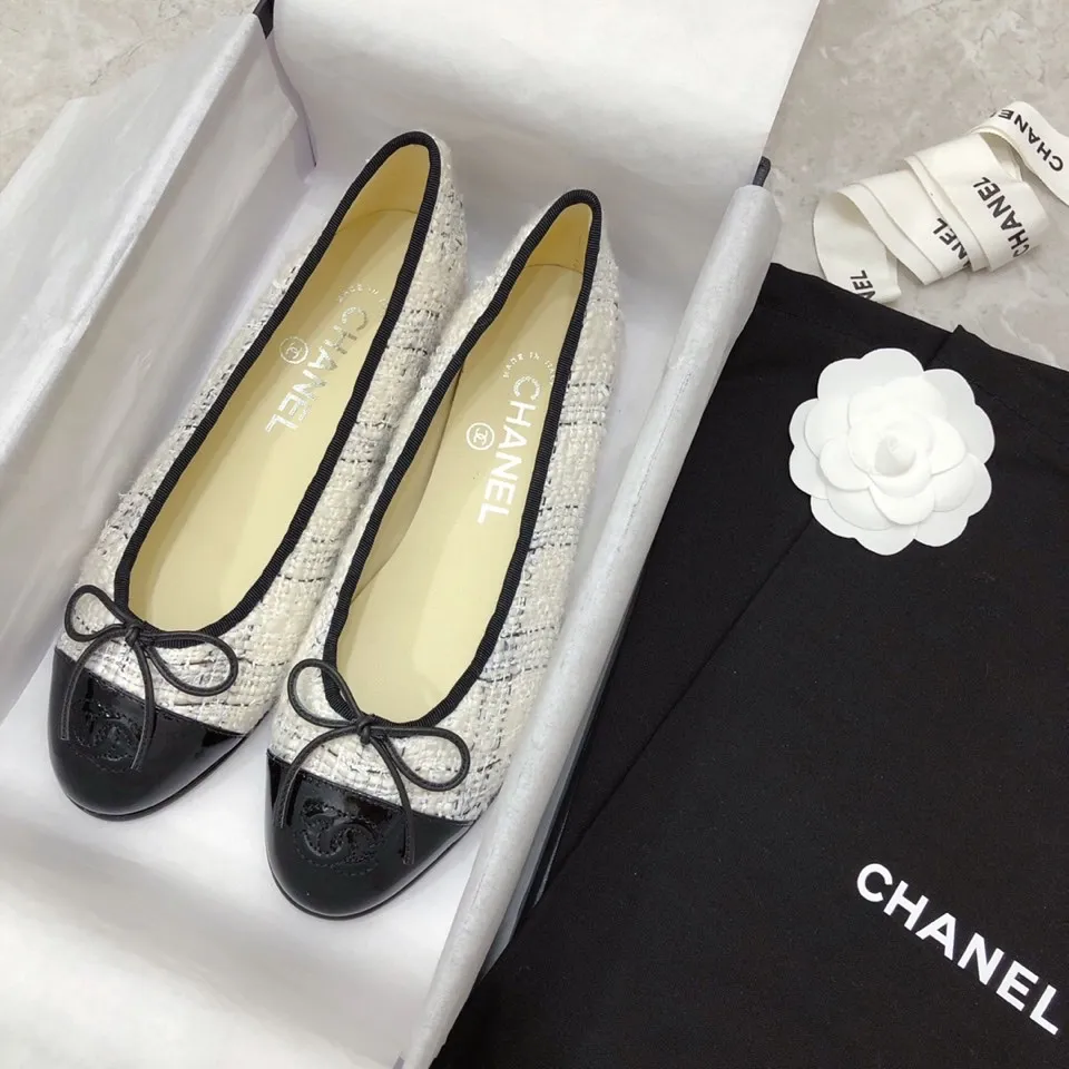 👟👟Ex-factory price 440👟👟 Chanel has been upgrading Chanel shoes ~ 2021ss top version HK overseas purchasing original cut at 1:1 Chanel Chanel Eternal Classic Bow Round Toe Ballet Shoes There are not many good quality, truly no pressure to enter and exit the counter. Regardless of the last type, leather material selection, and manufacturing process, they are all genuine craftsmanship and very sophisticated. ◾️Fabric: Mixed sheepskin imported from Italy ◾️Lining: Imported sheepskin (sweat-absorbent and soft) ◾️Sole: Italian special A-grade genuine leather sole (not ordinary thin sole in the market) ◾️Size: 35-39 [34 40 41 42 43 customization is not returnable]